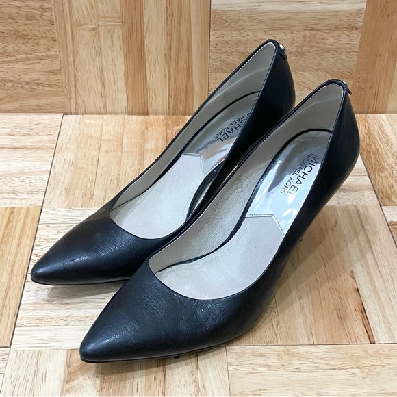 MICHAEL Michael Kors AO13E Black Leather Pointy Toe Classic Pumps Size 8.5M - Picture 2 of 16